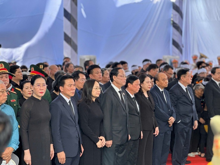 Các lãnh đạo Đảng, nhà nước, lãnh đạo tỉnh Quảng Ngãi tại lễ an táng nguyên Chủ tịch nước Trần Đức Lương. Ảnh: NGUYỄN YÊN