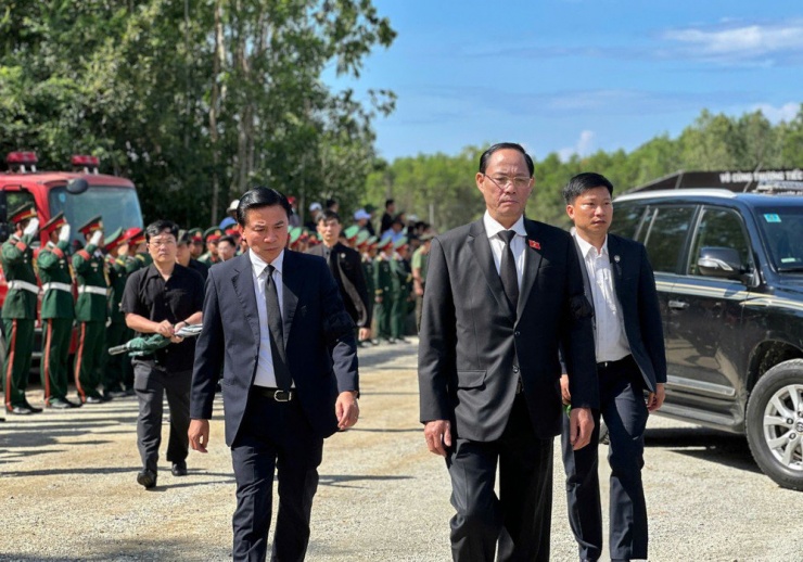 Phó Chủ tịch Quốc hội Trần Quang Phương tiễn đưa nguyên Chủ tịch nước Trần Đức Lương về nơi an nghỉ cuối cùng. Ảnh: NGUYỄN YÊN