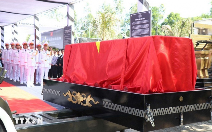 Linh cữu nguyên Chủ tịch nước Trần Đức Lương được đưa vào đến nơi an táng nghĩa trang xã Phổ Khánh. Ảnh: TTXVN