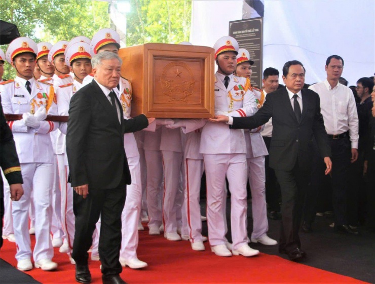 Các lãnh đạo Đảng, Nhà nước, Quốc hội đưa Linh cữu nguyên Chủ tịch nước Trần Đức Lương vào nghĩa trang xã Phổ Khánh. Ảnh: NGUYỄN YÊN