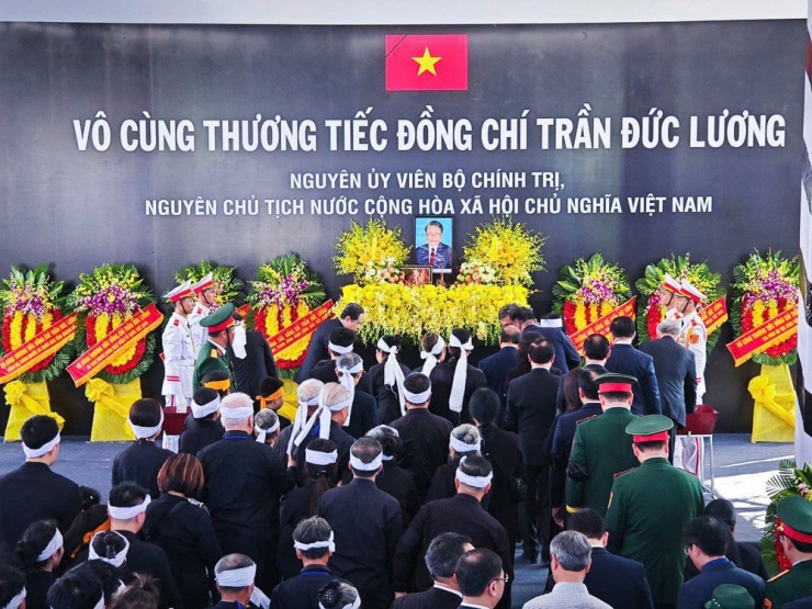 Nghi thức thả hoa vào huyệt. Ảnh: NGUYỄN YÊN