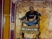 Tin tức trong ngày - Clip: Khống chế người đàn ông ngồi lên ngai vàng trong Đại Nội Huế