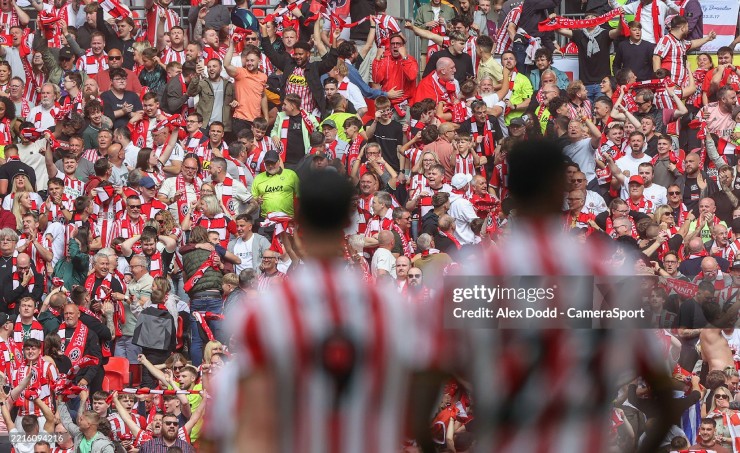 CĐV Sunderland chung vui ăn mừng cùng các cầu thủ