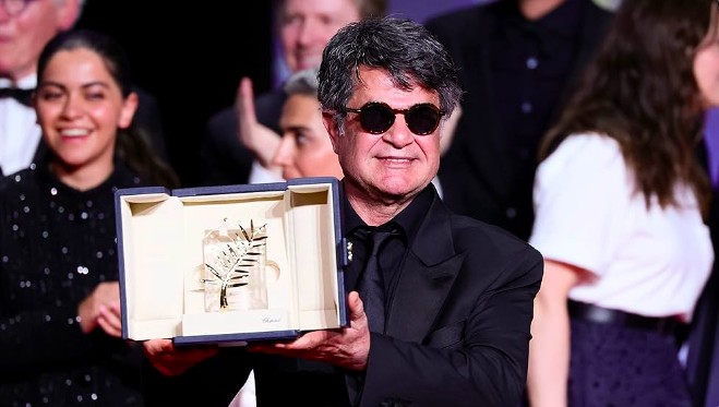 Đạo diễn Jafar Panahi nhận giải Cành cọ vàng. Ảnh: IMDB&nbsp;