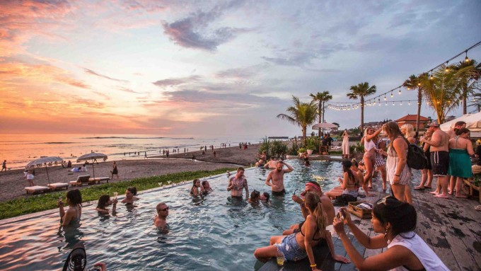 Khách du lịch tập trung ở Canggu. Ảnh: Cassie Gallegos