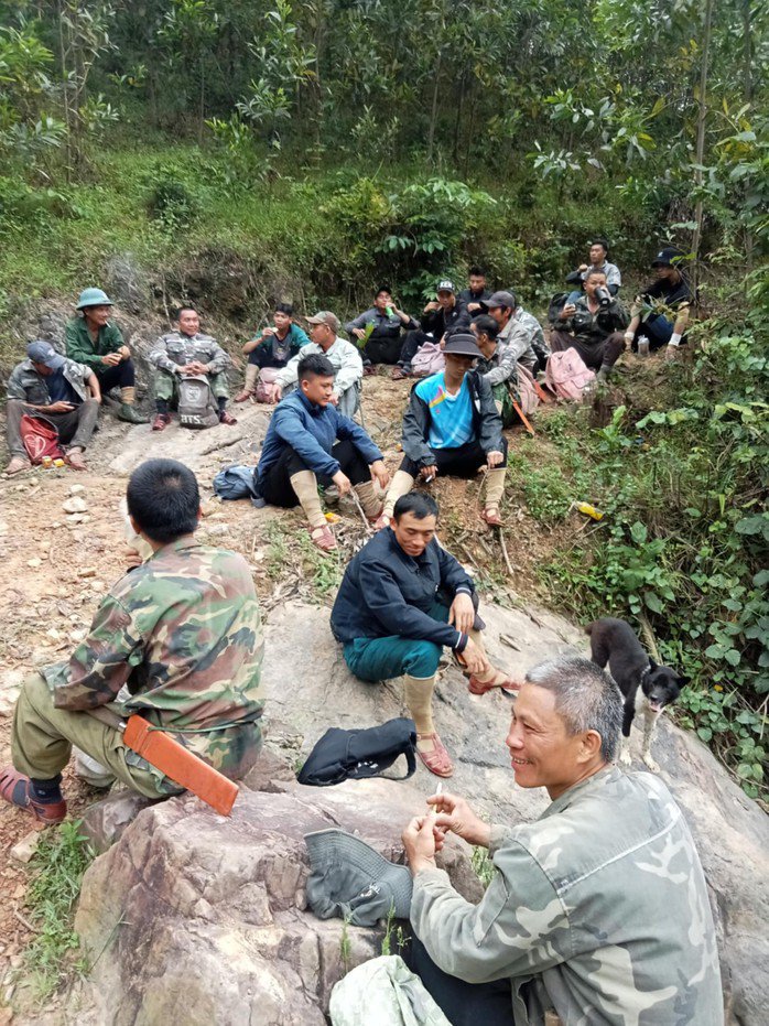 Người dân địa phương chia thành từng nhóm vào rừng tìm kiếm anh Cao Minh Hiệu