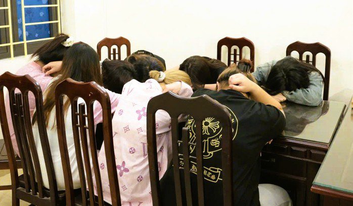 Các nữ nhân viên tại được bố con Hùng, H. chăn dắt phục vụ cho các quán hát