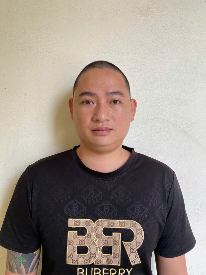 Hai "bố con" Trần Đình H. và Phạm Đình Hùng bị khởi tố để làm rõ hàng vi cưỡng đoạt tiền của nữ nhân viên quán hát. Ảnh: Công an Nam Định