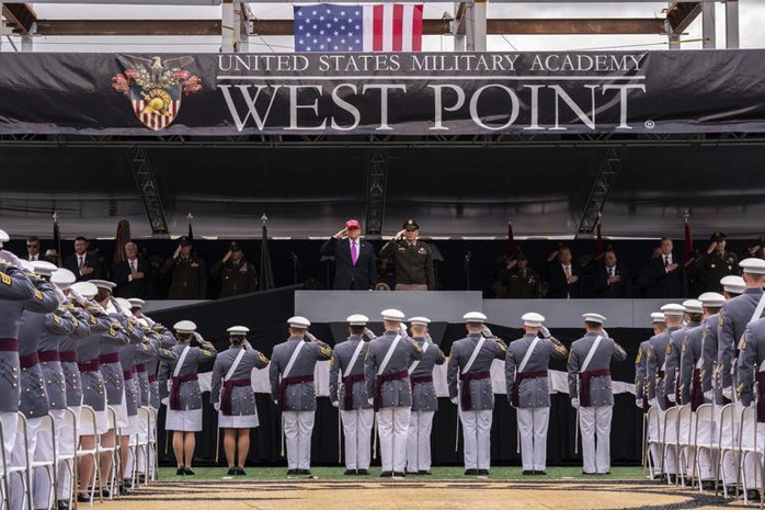 Tổng thống Donald Trump trong buổi lễ tốt nghiệp của Học viện Quân sự Mỹ tại West Point, New York ngày 24-5. Ảnh: AP