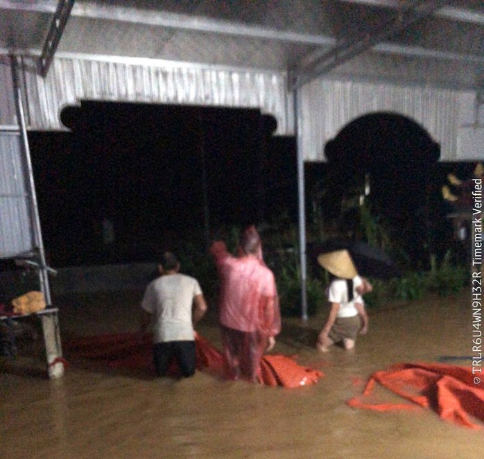 Người dân Hà Tĩnh tất tả chạy lũ trong đêm