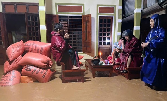 Nước tràn vào nhà dân tại huyện Cẩm Xuyên