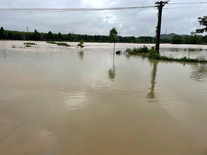 Nước lũ gây chia cắt tại xã Cẩm Mỹ