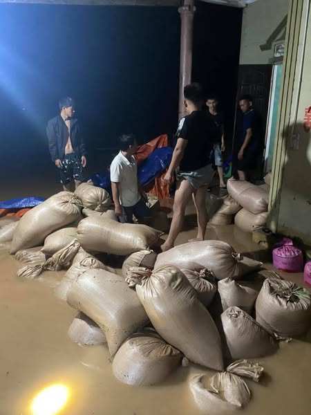 Nước lũ nhấn chìm tài sản, lúa của người dân