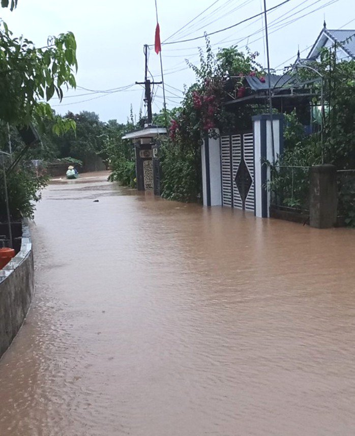 Mưa lớn kéo dài khiến nhiều nơi bị ngập sâu