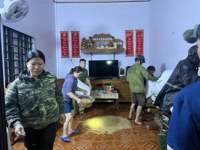 Người dân và lực lượng chức năng kê cao đồ đạc