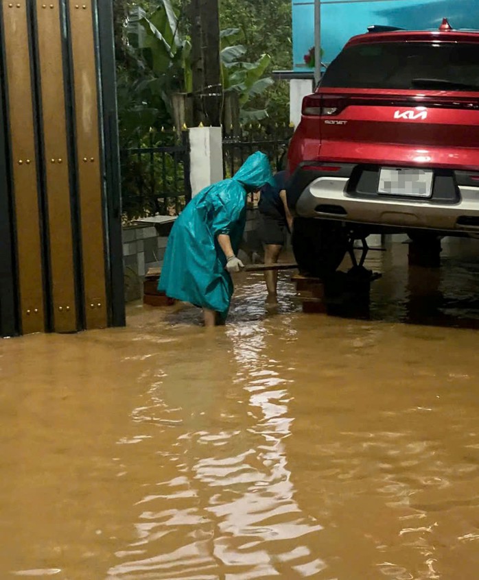 Người dân kê xe lên cao để tránh nước lũ