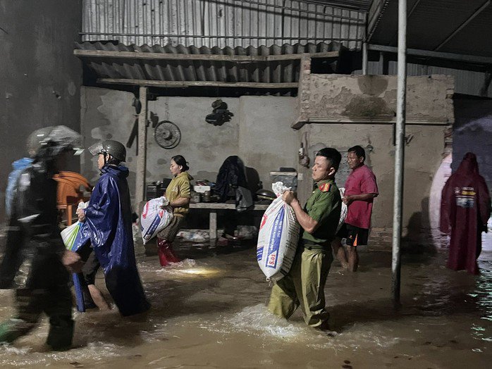 Tất tả chạy lũ