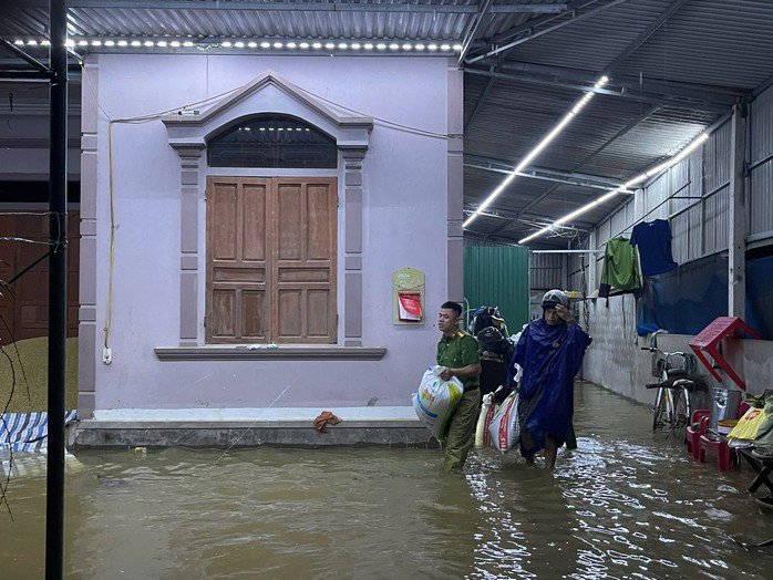 Lực lượng công an giúp dân chạy lũ