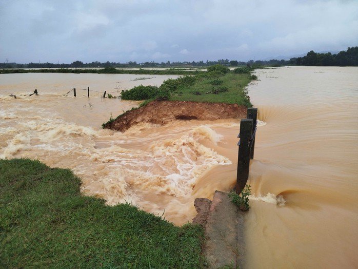 Một đoạn phần thân đạp Hà bị vỡ