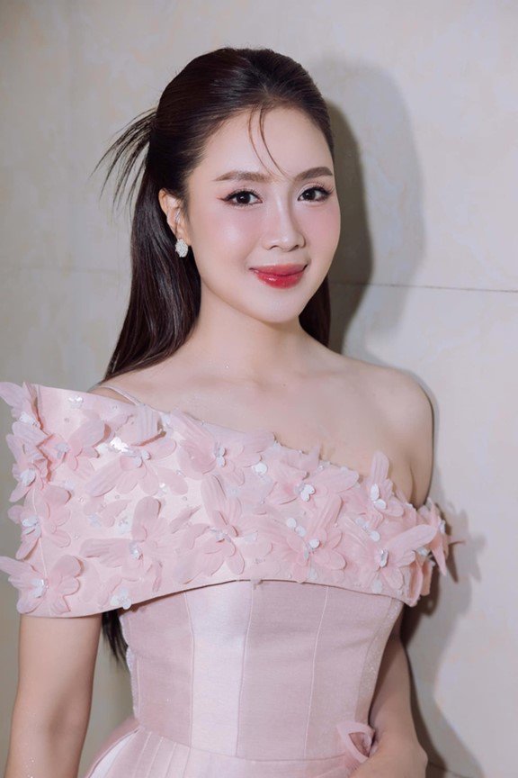 Hồng Diễm là diễn viên tài sắc vẹn toàn, gương mặt nổi bật của "vũ trụ phim VFC".