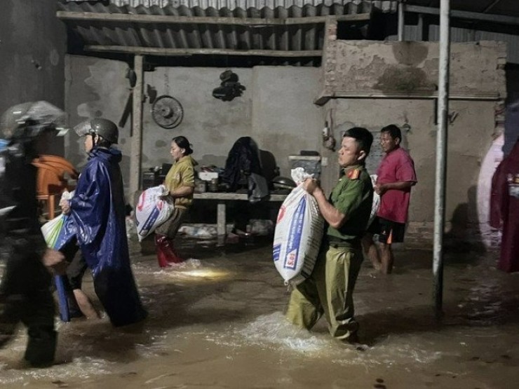 Nước lên nhanh, người dân Hà Tĩnh tất tả chạy lũ trong đêm