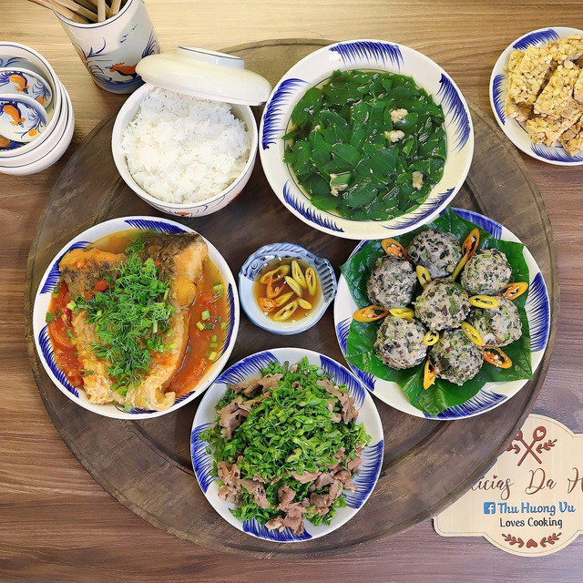 Bữa cơm sum vầy bên mâm cơm gia đình.