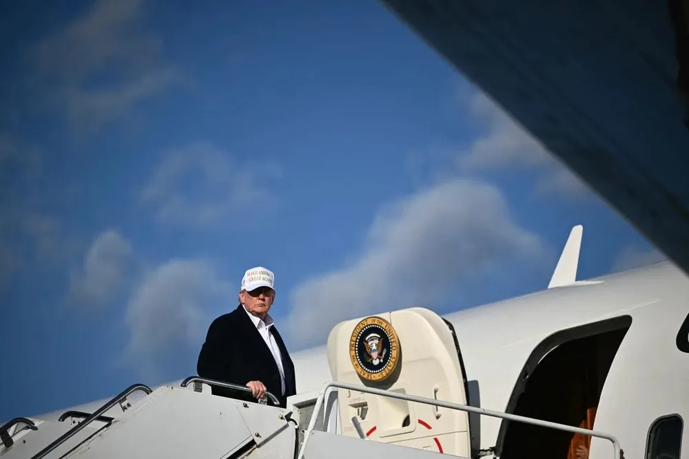 Tổng thống Mỹ Donald Trump lên chuyên cơ Không lực Một vào ngày 27-4. Ảnh: AFP