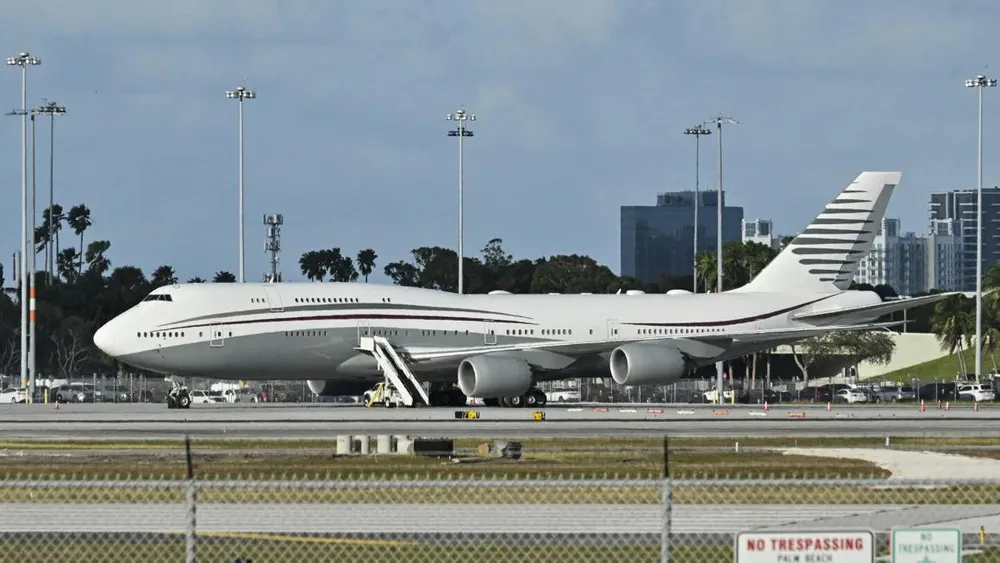 Một chiếc Boeing 747 trên đường băng của sân bay quốc tế Palm Beach (Mỹ), sau khi Tổng thống Donald Trump tham quan máy bay này. Ảnh: AFP