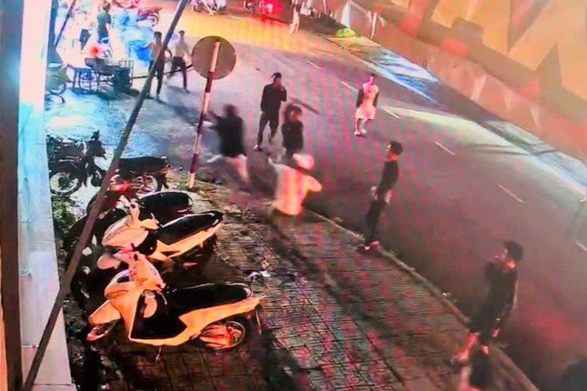 Nhóm thanh niên mang hung khí truy sát đối thủ giữa đêm khuya.