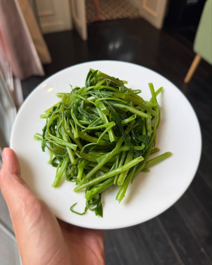 Người đẹp luộc rau muống, ăn kèm tôm đất.