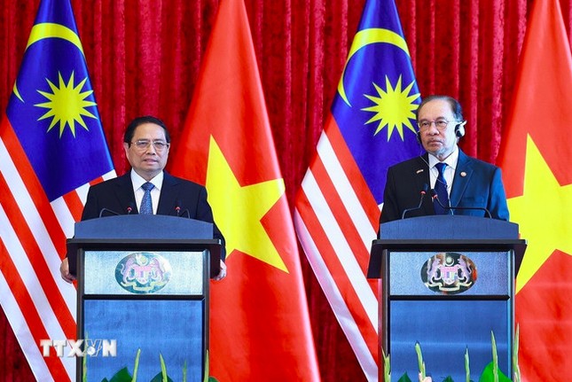 Thủ tướng Phạm Minh Chính và Thủ tướng Malaysia Anwar Ibrahim tại cuộc họp báo chung thông báo kết quả hội đàm ngày 25/5. Ảnh: TTXVN.