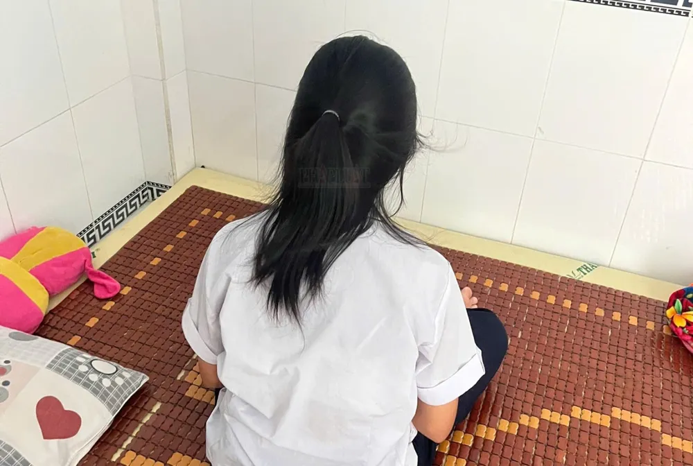 Một nữ sinh bị kim tiêm đâm hoang mang và phải đi xét nghiệm, uống thuốc phơi nhiễm HIV. Ảnh: LA