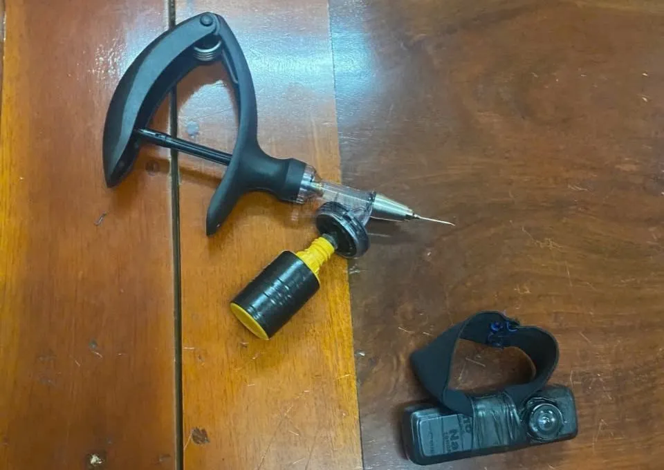 Kim tiêm Thông dùng để đâm các nữ sinh và camera giấu kín Thông dùng để quay lại. Ảnh: CA