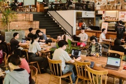 The Coffee House gây tranh cãi khi bịt ổ cắm điện: Động thái "đuổi khéo" khách ngồi lâu?