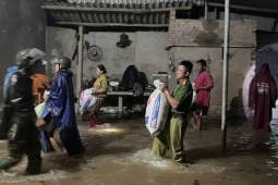 Nước lên nhanh, người dân Hà Tĩnh tất tả chạy lũ trong đêm