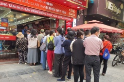 Giá vàng lao dốc từ đỉnh cao, người vét hết tiền mua 15 lượng vàng ngày càng lo lắng