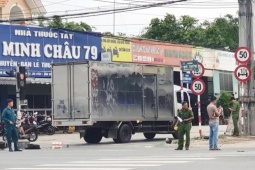 Nam thanh niên đi xe máy phanh gấp nhưng vẫn lao vào xe tải