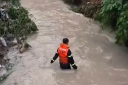 Đã tìm thấy thi thể bé gái tắm mưa bị nước cuốn trôi ra sông Đồng Nai