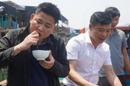 Đặc sản Vũng Áng vào mùa, bán tiền triệu một cân vẫn "cháy hàng", khách ăn sống tại chỗ