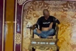 Clip: Khống chế người đàn ông ngồi lên ngai vàng trong Đại Nội Huế