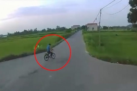 Clip: Xe đạp rẽ “từ trên trời rơi xuống”, ô tô phóng nhanh lao thẳng xuống ruộng