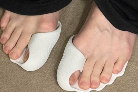 Đôi dép 'đi như không' của Balenciaga