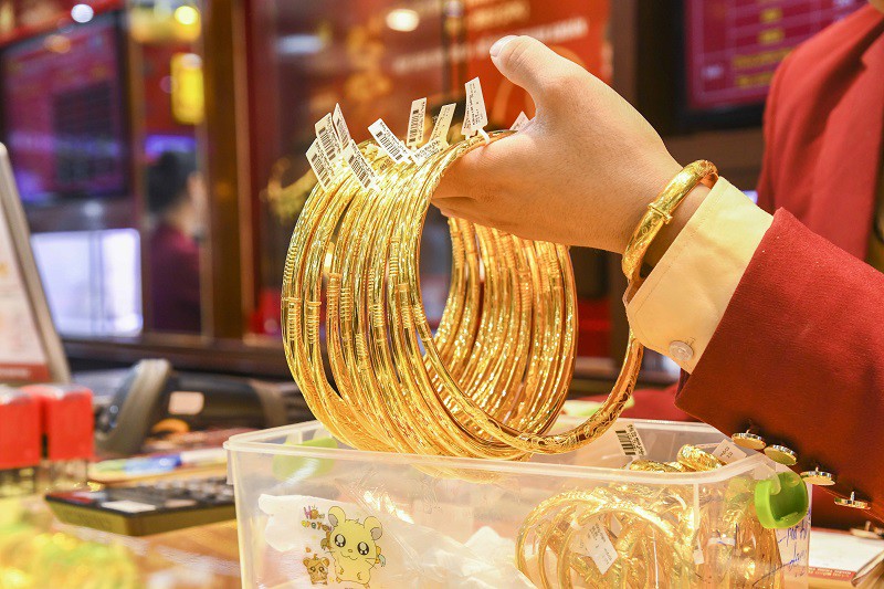 Nhiều người cho rằng không nên bán vàng vào thời điểm này vì giá sẽ còn tăng tiếp.