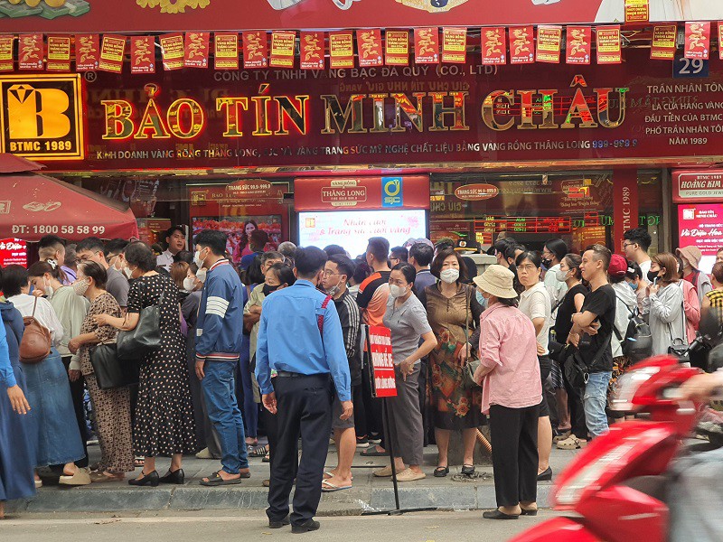 Mặc dù giá vàng biến động mạnh nhưng vẫn rất đông người xếp hàng mua vàng.