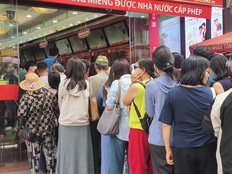 Dòng người xếp hàng mua vàng vào cuối tháng 4/2025.