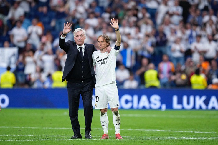 HLV Ancelotti và Modric&nbsp;nói lời tạm biệt người hâm mộ Real Madrid