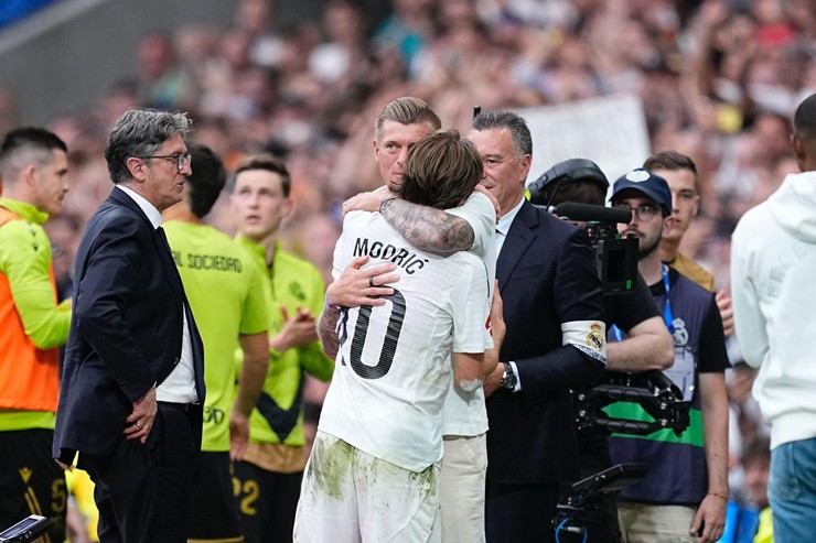 Toni Kroos ôm chầm lấy Modric. Hai người là&nbsp;đồng đội thân thiết và là đối tác ăn ý nhất nơi tuyến giữa suốt nhiều năm tại Real Madrid