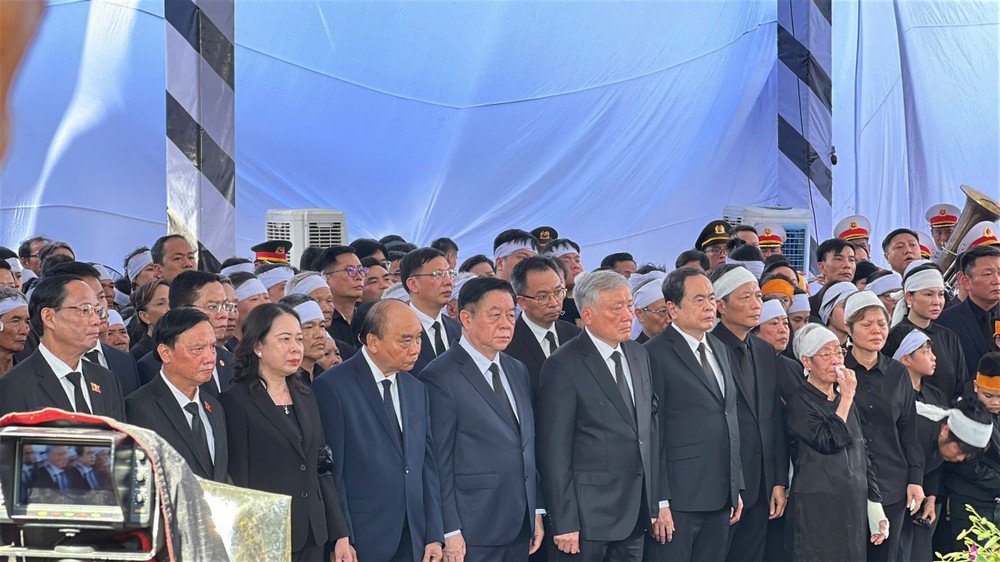 Các lãnh đạo Đảng, nhà nước, lãnh đạo tỉnh Quảng Ngãi cùng gia quyến tại lễ an táng nguyên Chủ tịch nước Trần Đức Lương. Ảnh: NGUYỄN YÊN