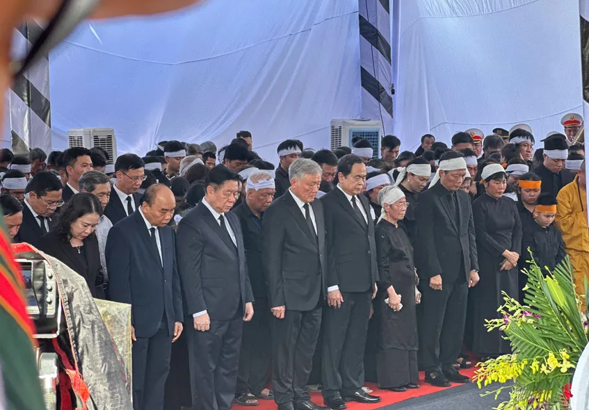 Các lãnh đạo Đảng, nhà nước, lãnh đạo tỉnh Quảng Ngãi cùng gia quyến dành phút mạc niệm tiễn đưa nguyên Chủ tịch nước Trần Đức Lương về nơi an nghỉ. Ảnh: NGUYỄN YÊN