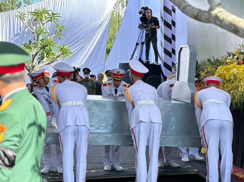 Nghi thức đóng mộ nguyên Chủ tịch nước Trần Đức Lương. Ảnh: NGUYỄN YÊN